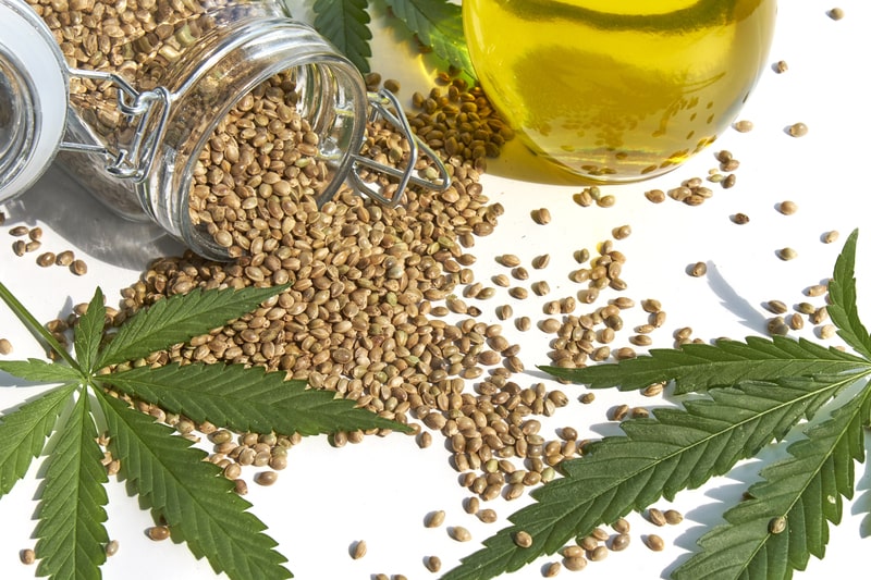 sementes de cannabis espalhadas