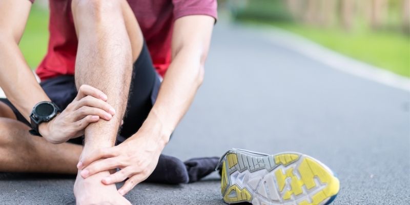 cbd para dores musculares homem com dor no tornozelo