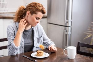 mulher com sintomas tratamentos para alergia alimentar