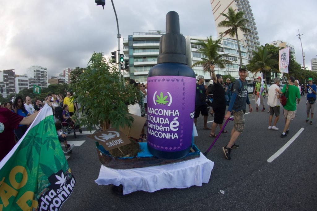 Uma planta de Cannabis e um frasco inflável eram o abre-alas da Marcha da Maconha do Rio