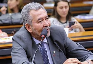 Dep. federal Paulão (PL/AL) defende o cultivo da Cannabis no Brasil para a produção de remédio.