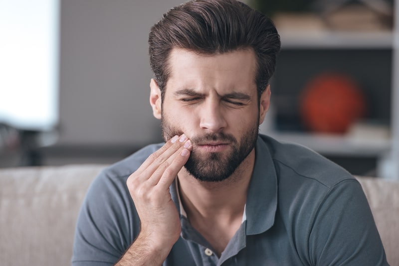 remedio para dor de dente homem com dor