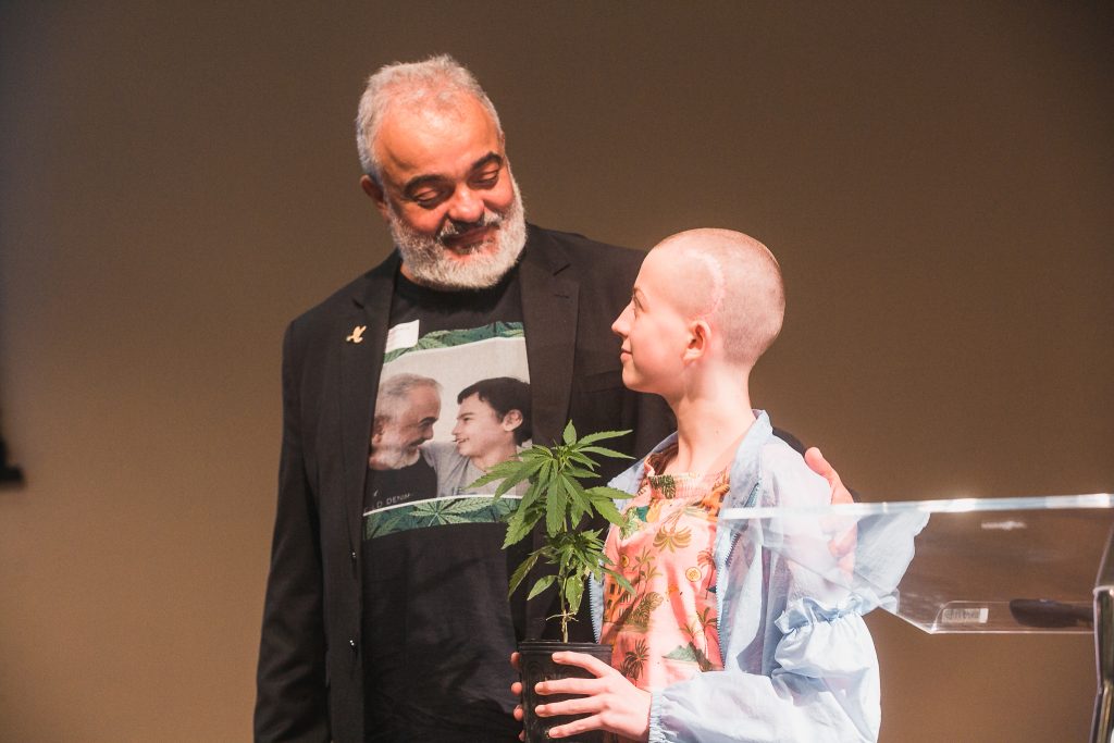 Dr. Leandro recebeu simbolicamente uma planta de Cannabis da Isadora | Foto: Bruno Collaço