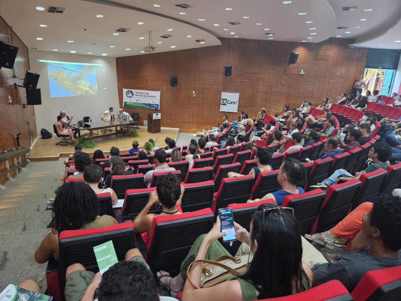 Encontro de pesquisadores em Cannabis na UnB