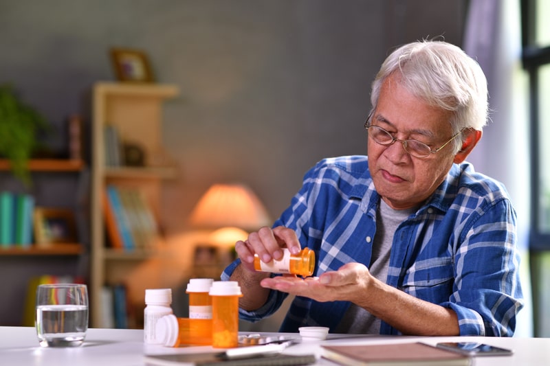 cura do alzheimer idoso tomando medicamento