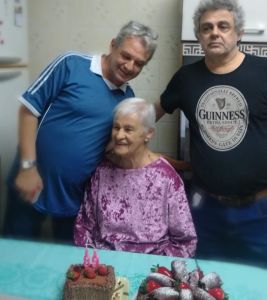 Dona Laura Granero comemorando o aniversário ao lado dos dois filhos