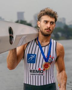 Foto do Tomás carregando barco no ombro