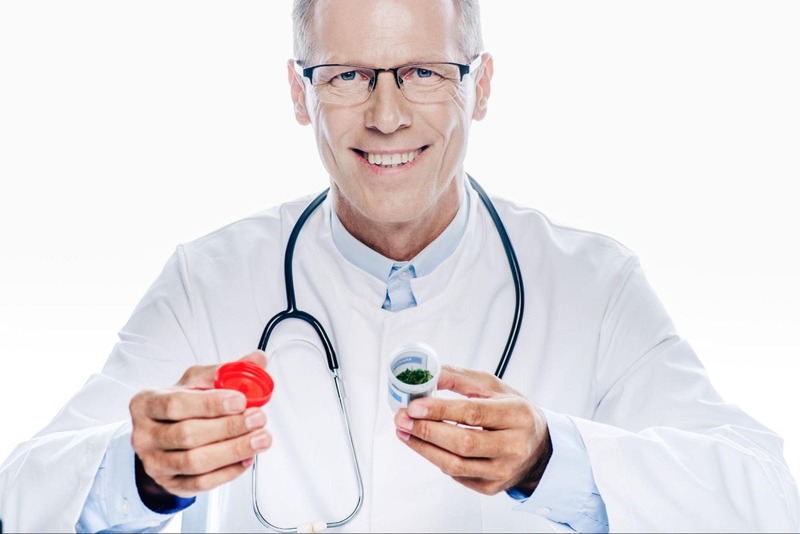 lista de medicos que prescrevem canabidiol medico sorrindo