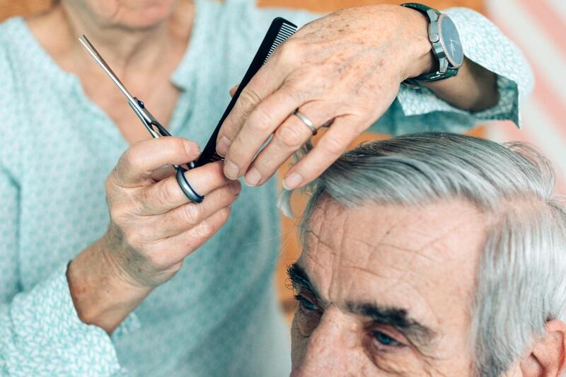 como cuidar de idoso com alzheimer corte de cabelo