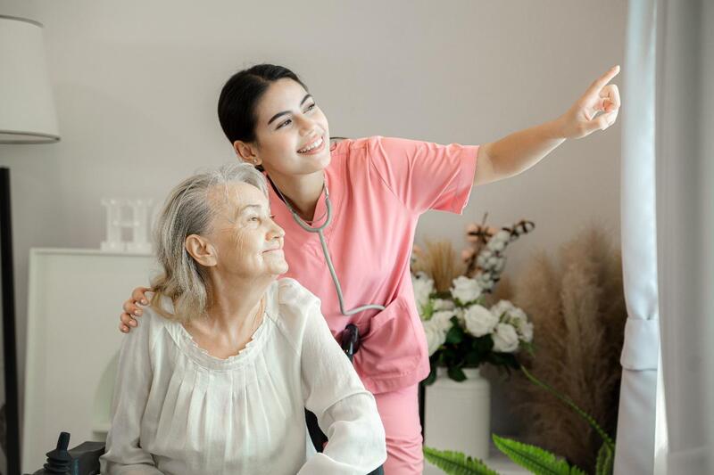 como cuidar de idoso com alzheimer cuidadora e idosa