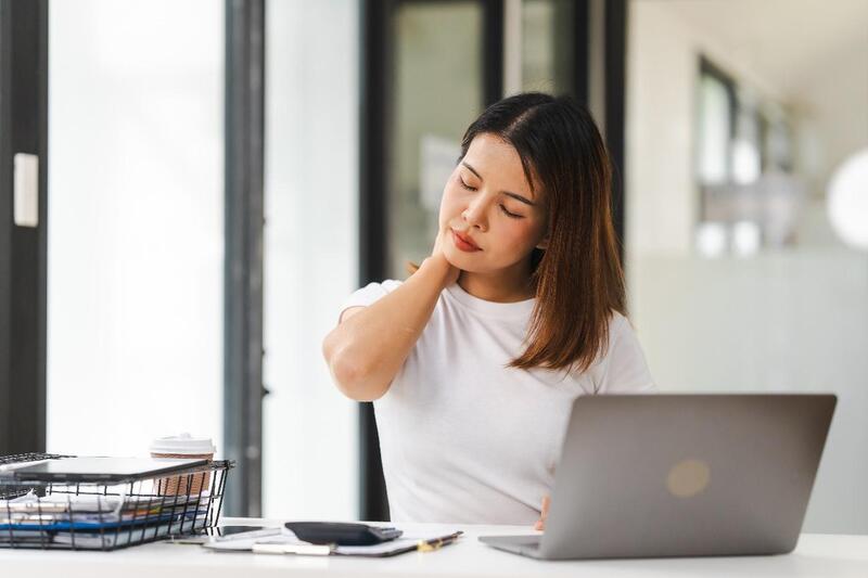 dor de cabeca na nuca mulher com notebook