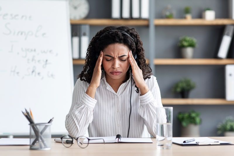 canabidiol para enxaqueca mulher no trabalho