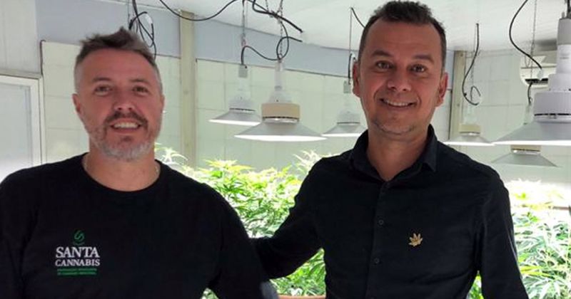 Pedro Sabaciauskis (E), presidente da Santa Cannabis, e Cassiano Teixeira, diretor da Abrace Esperança, em João Pessoa